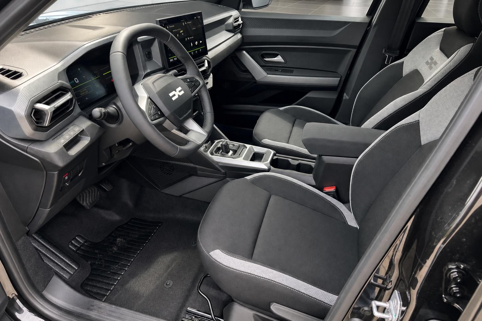 Dacia Duster Innenraum Cockpit mit Lenkrad und Sitzen in Schwarz-Grau
