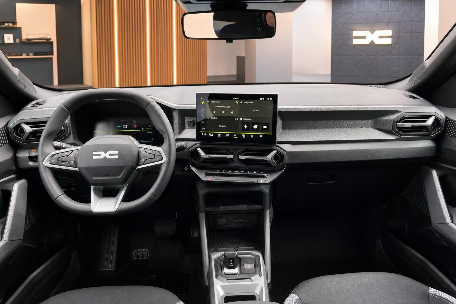 Dacia Duster Innenraum Armaturenbrett mit Touchscreen und Lenkrad