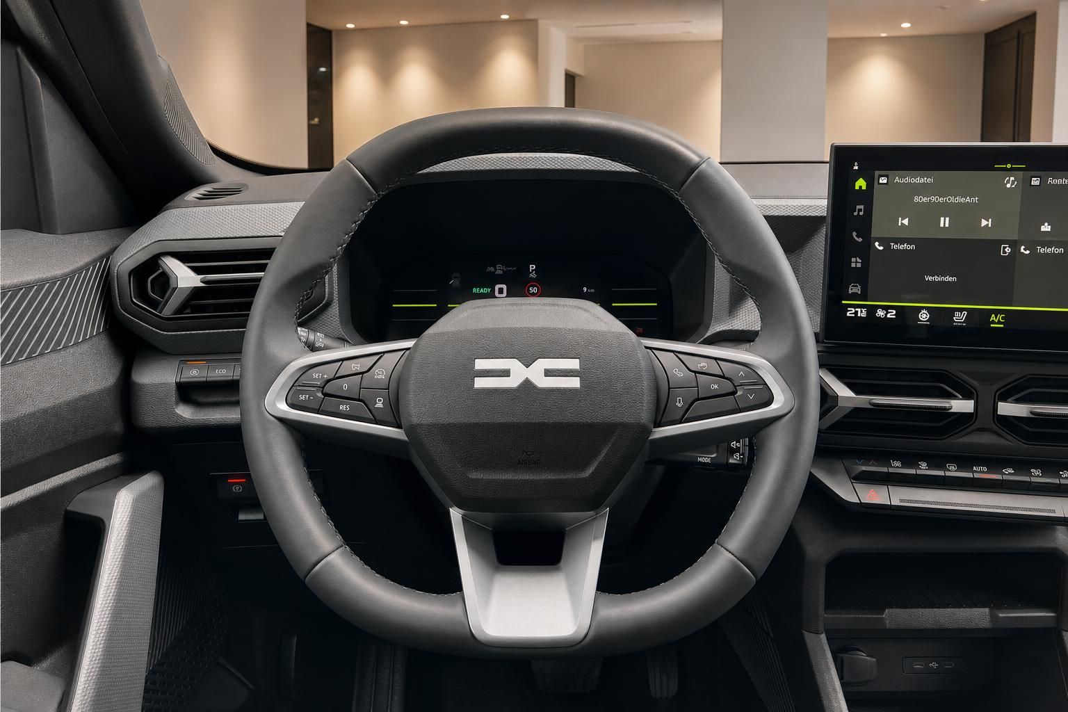 Lenkrad mit Multifunktionstasten und Cockpit-Display im Fahrzeuginnenraum