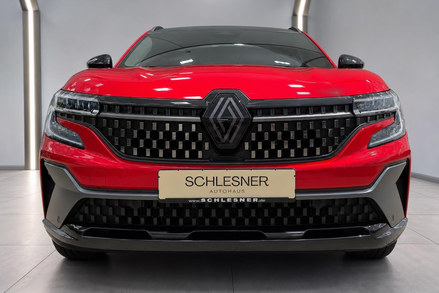 Renault Austral in Rot, Frontansicht mit Kuehlergrill im Autohaus