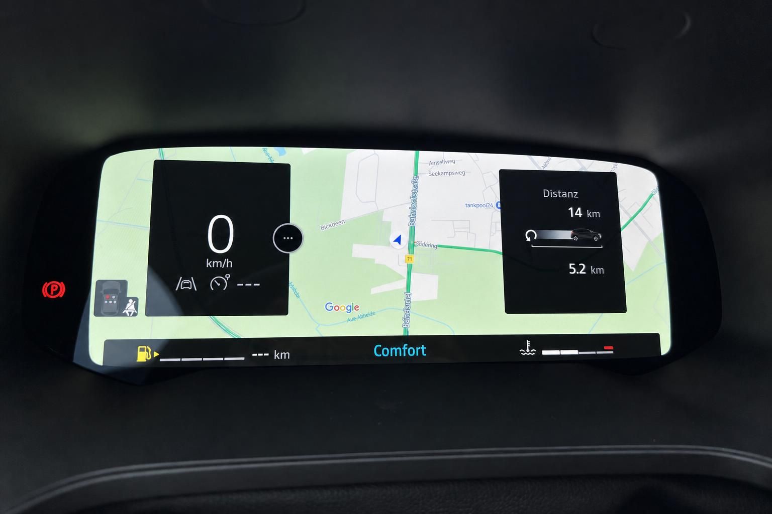 Digitales Kombiinstrument mit Navigationskarte und Fahrzeugdaten im modernen PKW