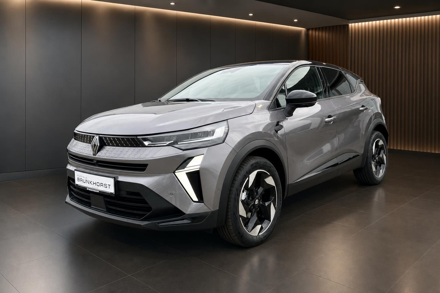 Renault Captur SUV in grau, Seitenansicht mit modernem Design und Alufelgen im Autohaus-Showroom