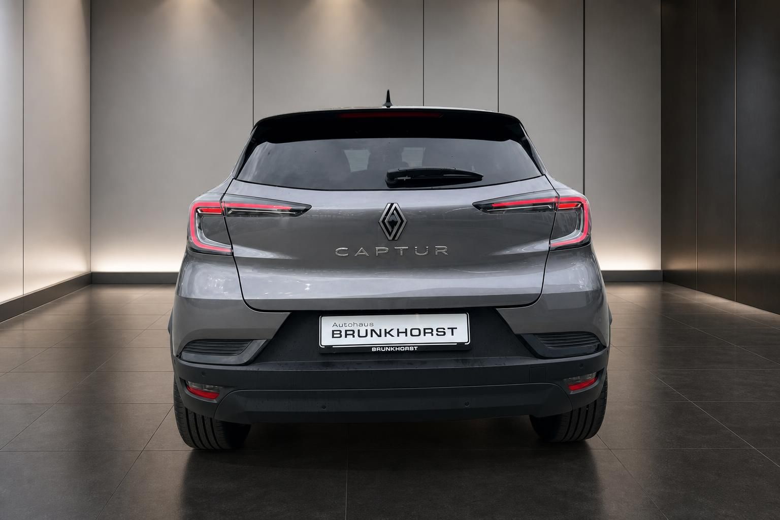 Renault Captur Heckansicht in grau mit LED-Rückleuchten und CAPTUR-Schriftzug im Showroom