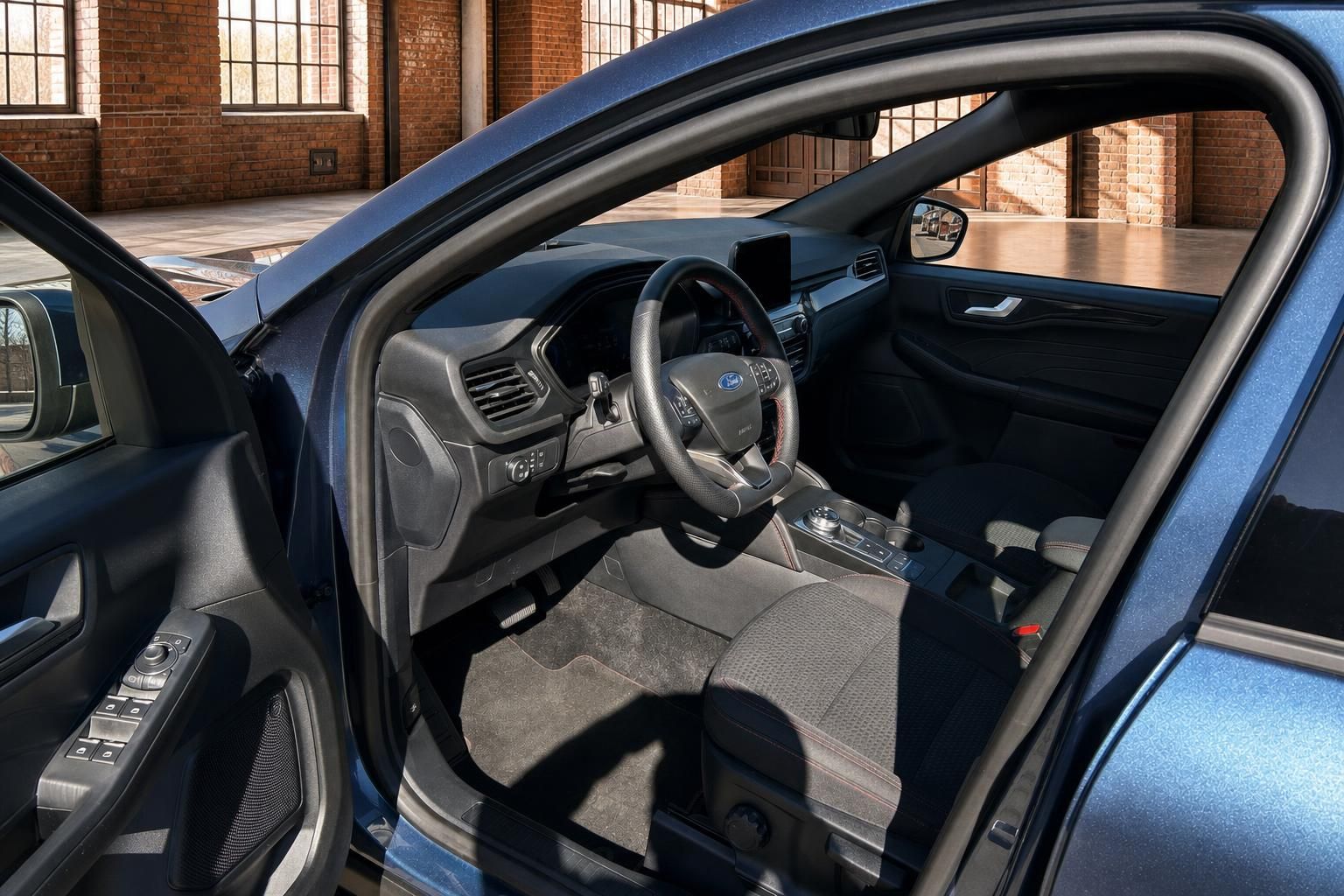 Ford Kuga Innenraum Blick auf Cockpit und Lenkrad