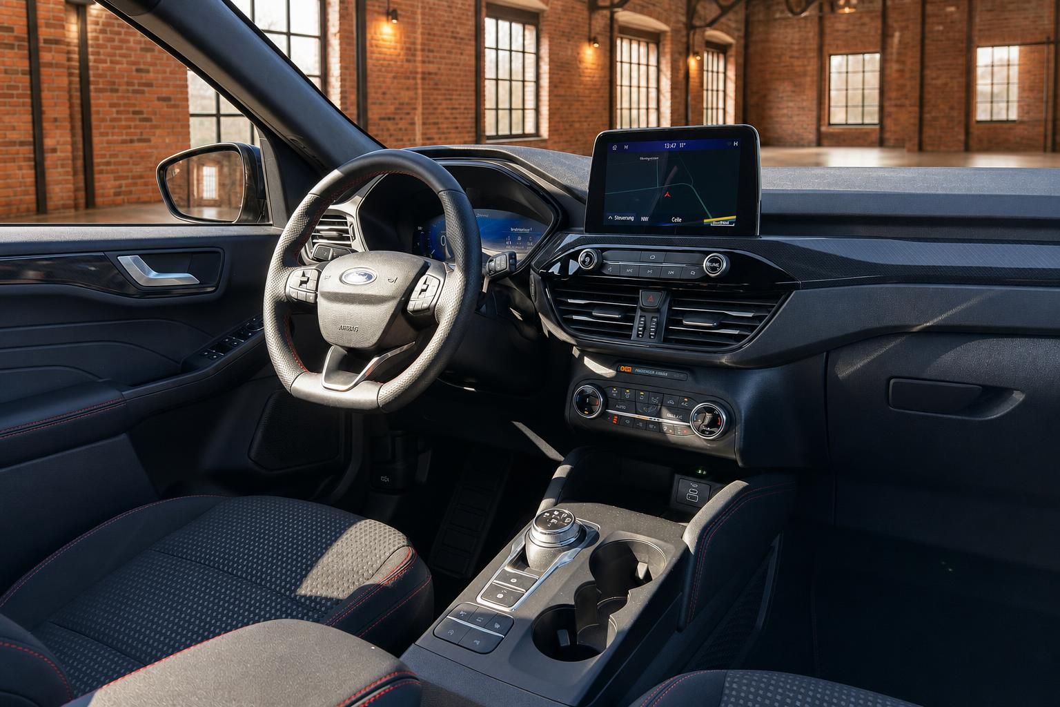 Ford Cockpit mit Lenkrad, Navigationsdisplay und Mittelkonsole im Detail
