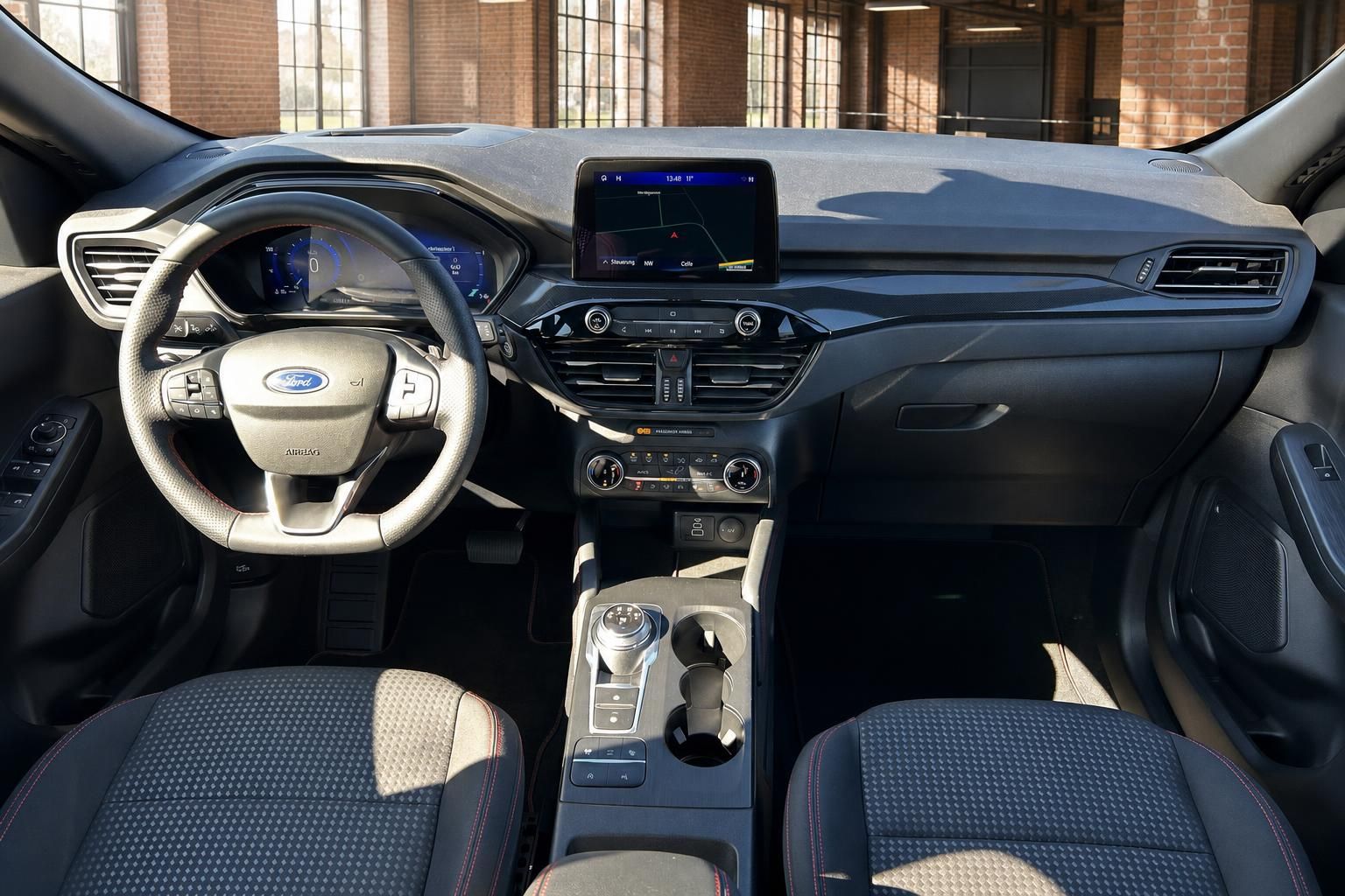 Ford Armaturenbrett mit Lenkrad, Touchscreen und Mittelkonsole von vorne