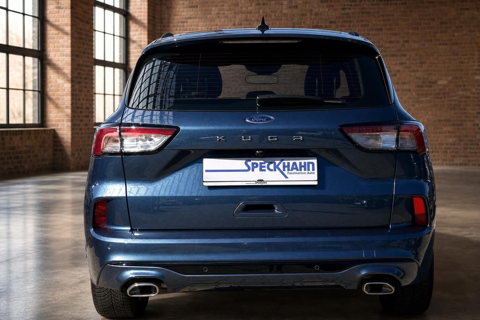 Ford Kuga blau metallic Heckansicht in Fahrzeughalle