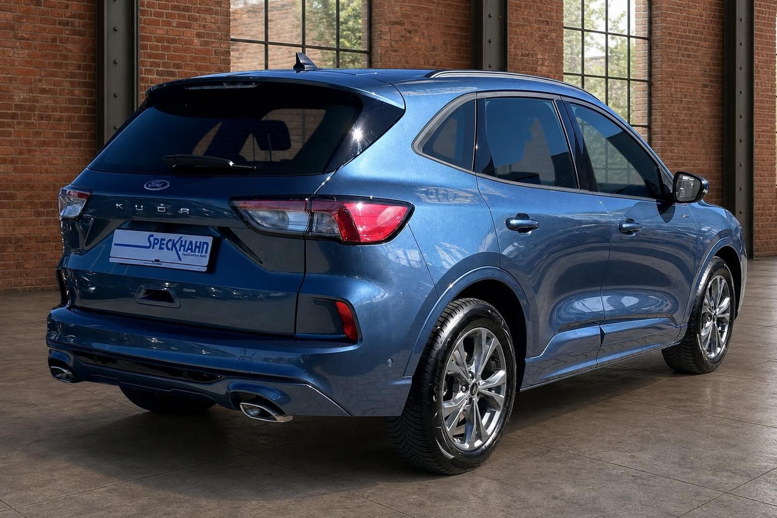 Ford Kuga blau metallic Seitenansicht von hinten