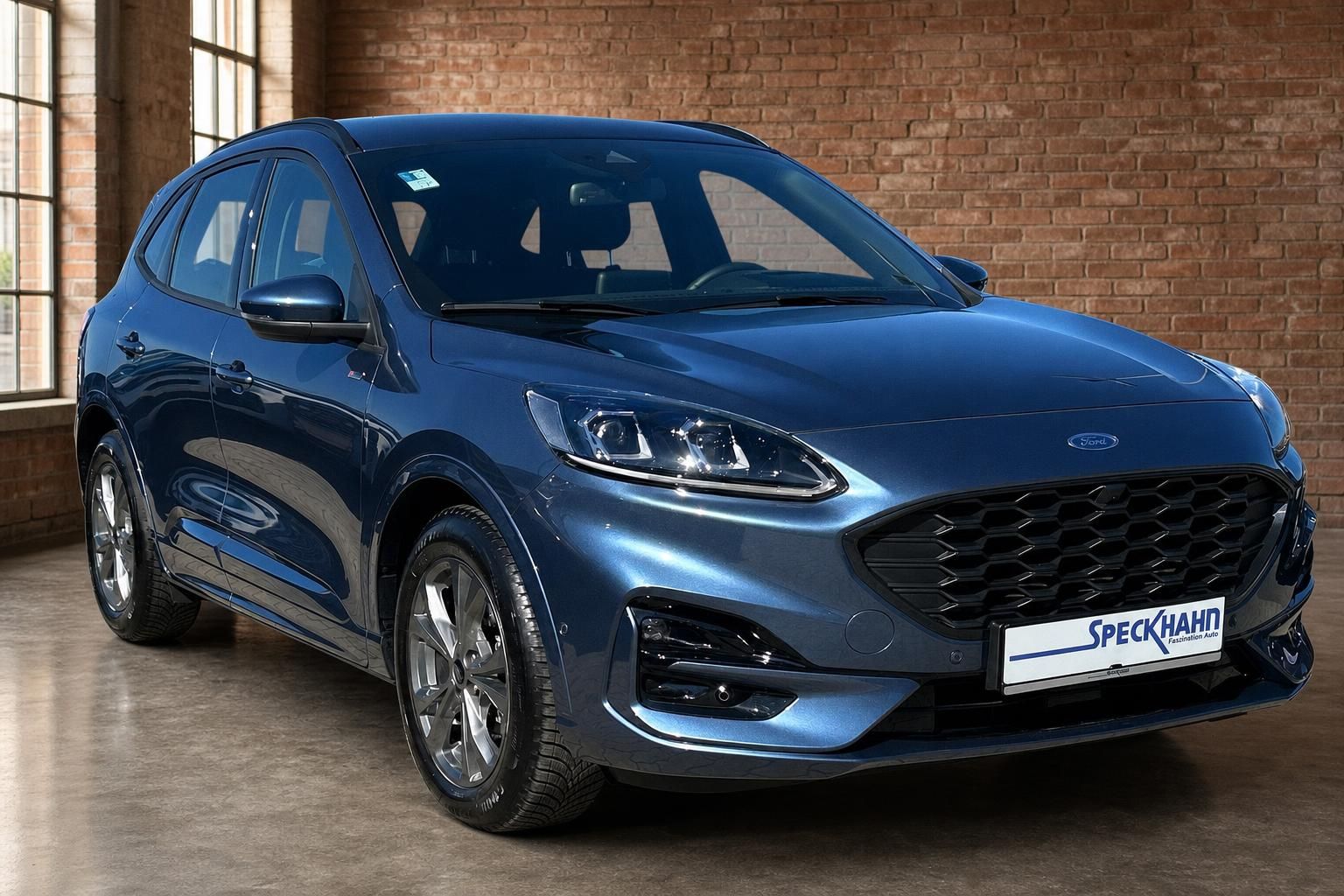 Ford Kuga blau metallic Frontansicht mit Kühlergrill