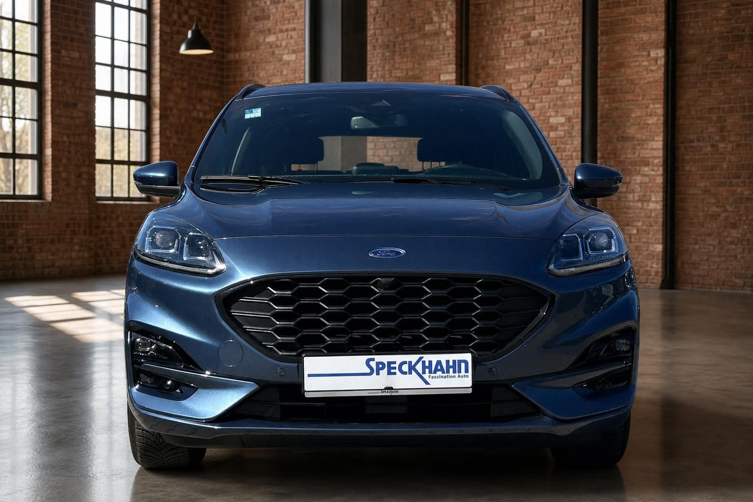 Ford Kuga blau Frontansicht in moderner Lagerhalle