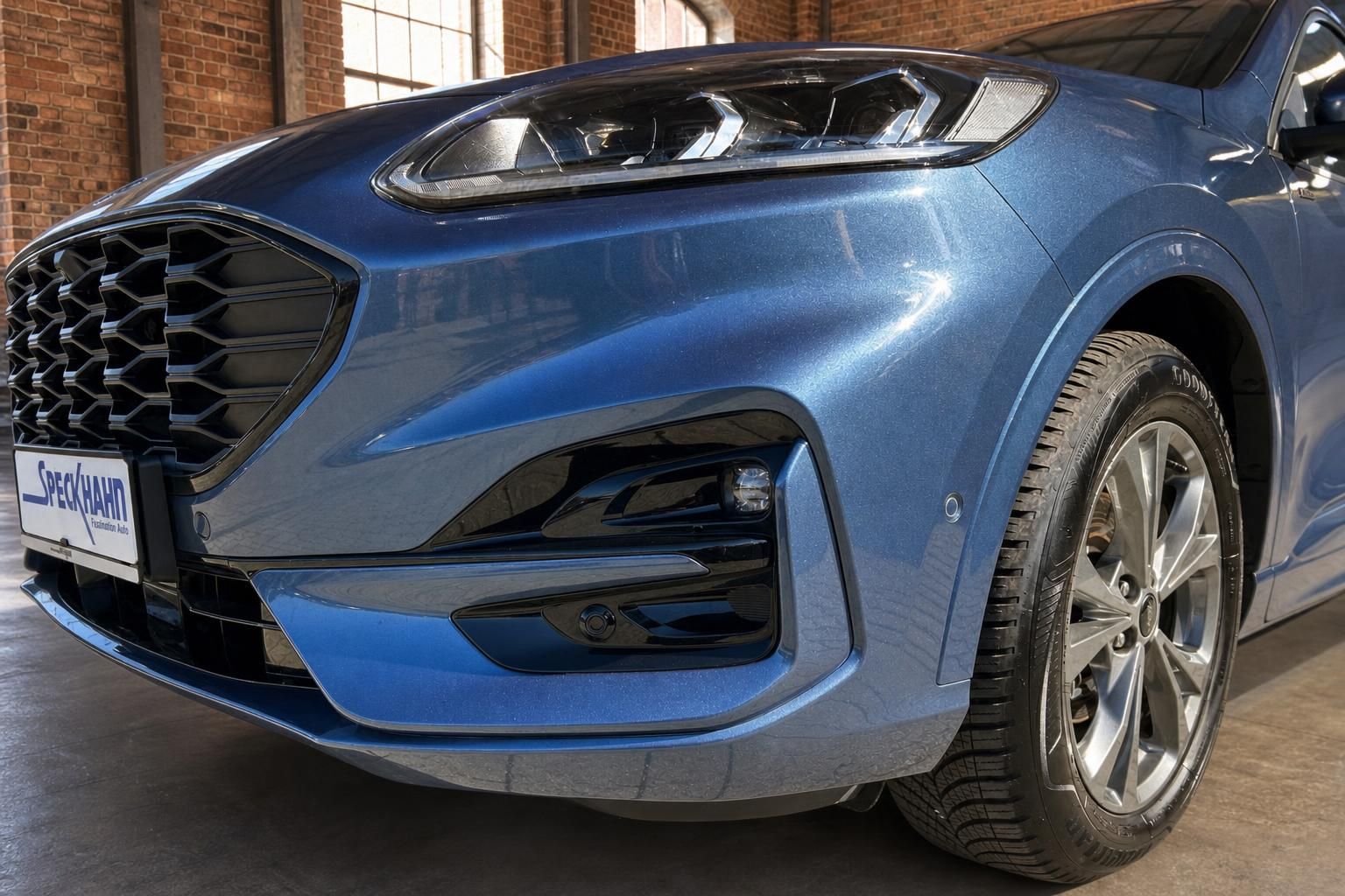 Ford Kuga blau Detailansicht Scheinwerfer und Frontstoßstange