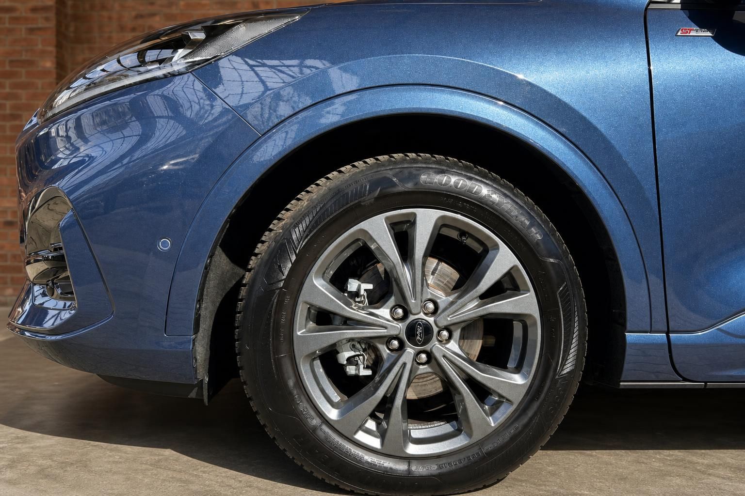 Ford ST-Line Detailansicht Felge und Vorderrad in Blau