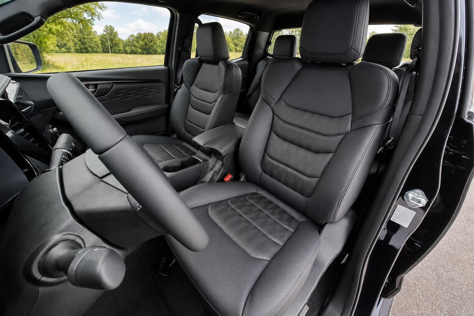 Isuzu D-Max Vordersitze aus grauem Leder - Fahrer- und Beifahrerplatz mit Mittelkonsole