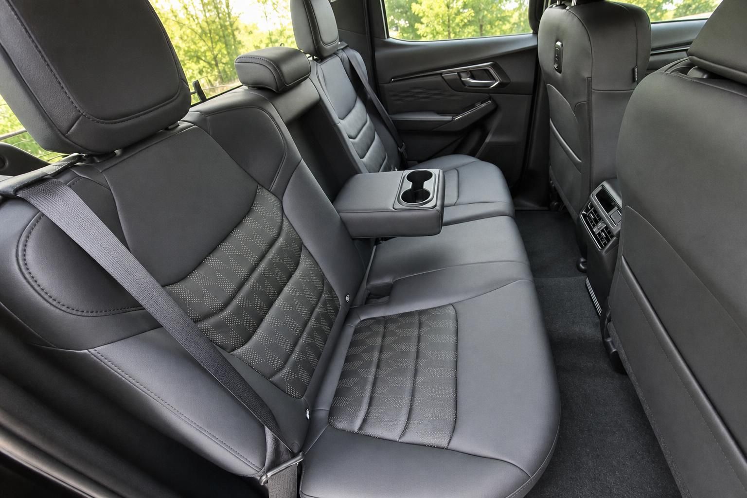 Fondsitze im Fahrzeug mit schwarzem Leder und Mittelarmlehne mit Getränkehaltern