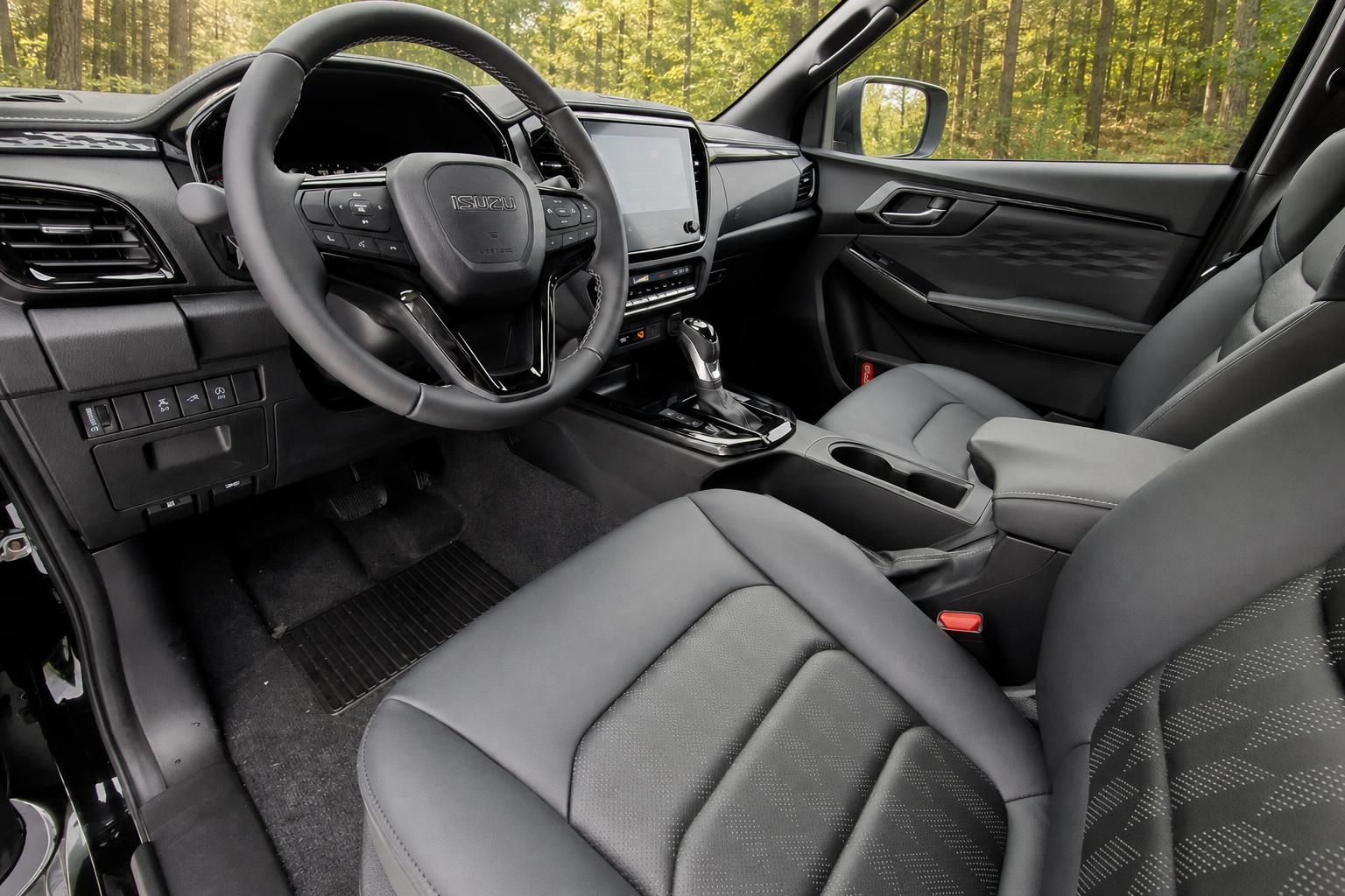 Cockpit mit Lenkrad, Touchscreen-Display und schwarzer Innenausstattung