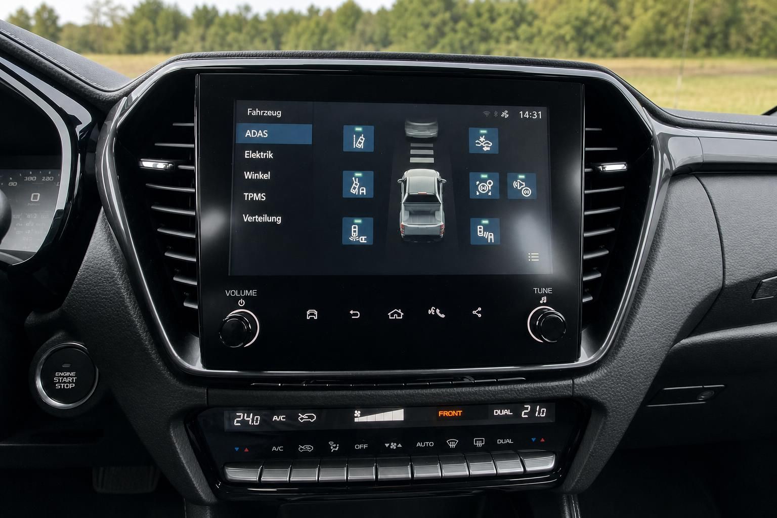 Infotainment-Touchscreen mit Fahrzeug-Einstellungsmenü und Klimaanlage
