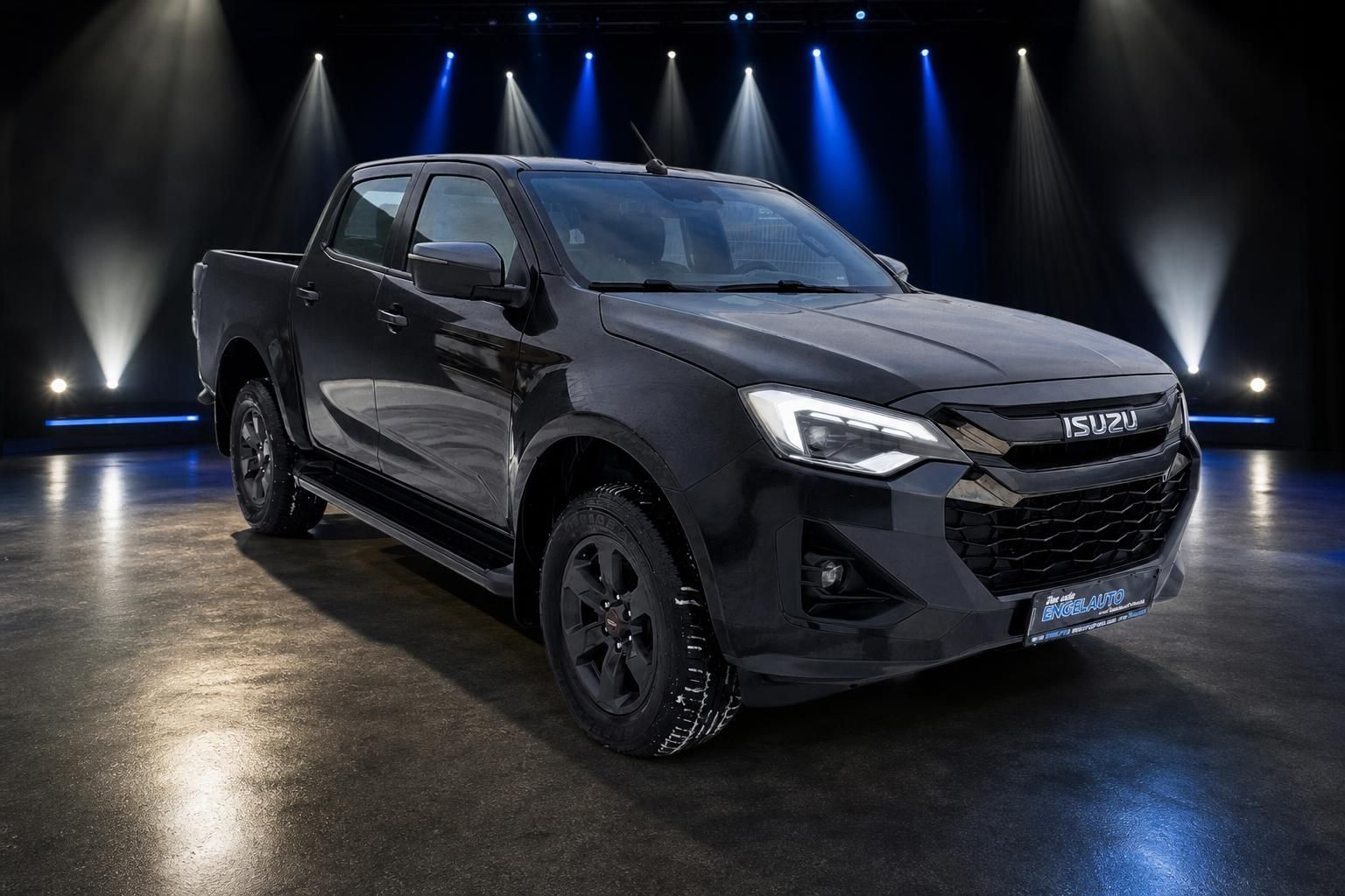 Schwarzer Isuzu D-Max Pickup in modernem Showroom mit LED-Beleuchtung
