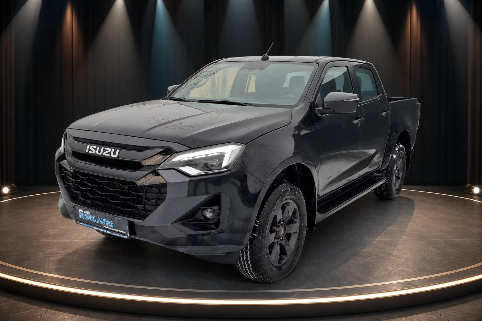 Isuzu D-Max Pickup Frontansicht in grau auf Präsentationsbühne