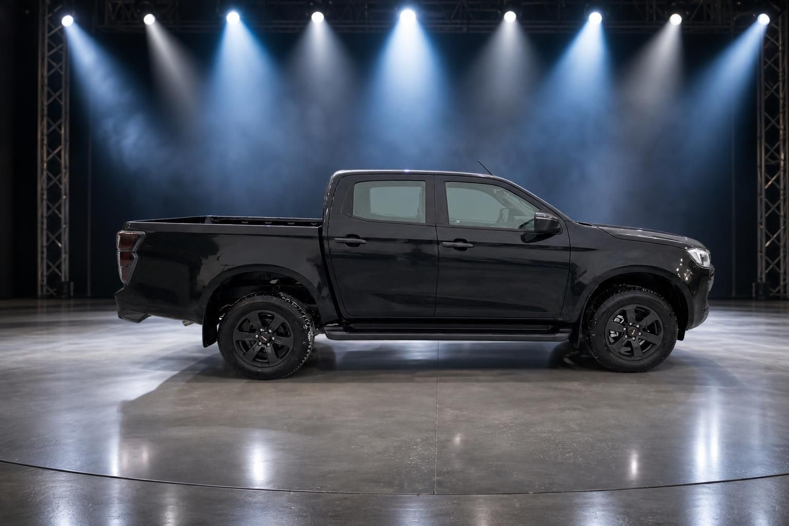 Schwarzer Isuzu D-Max Seitenansicht auf rotierender Plattform im Studio