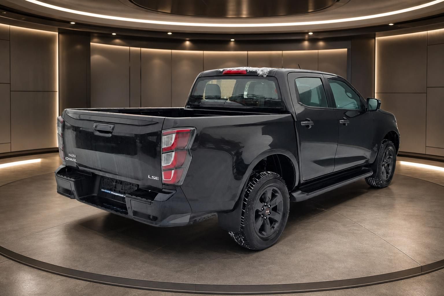 Isuzu D-Max Heckansicht mit LSE-Ausstattung und schwarzen Felgen im Showroom