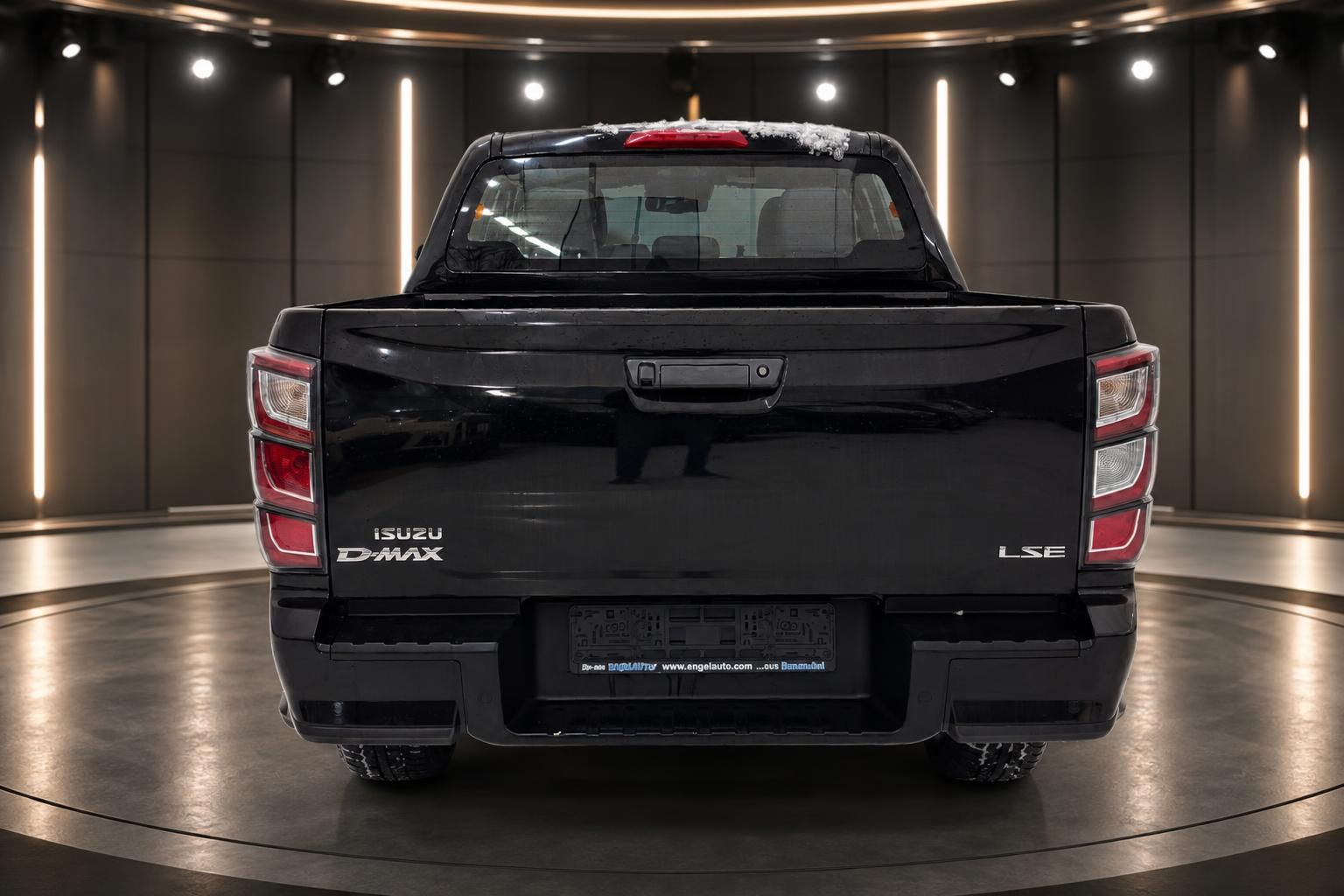 Isuzu D-Max LSE Pickup Heckansicht schwarz mit Händlerkennzeichen - Rückleuchten und Heckklappe
