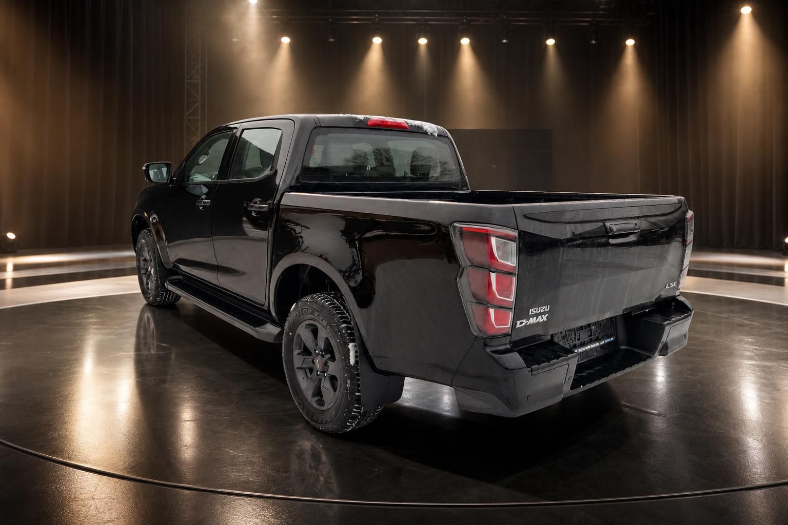 Schwarzer Isuzu D-Max LSE Pickup Schrägansicht hinten - Studio-Fotografie mit Scheinwerferlicht