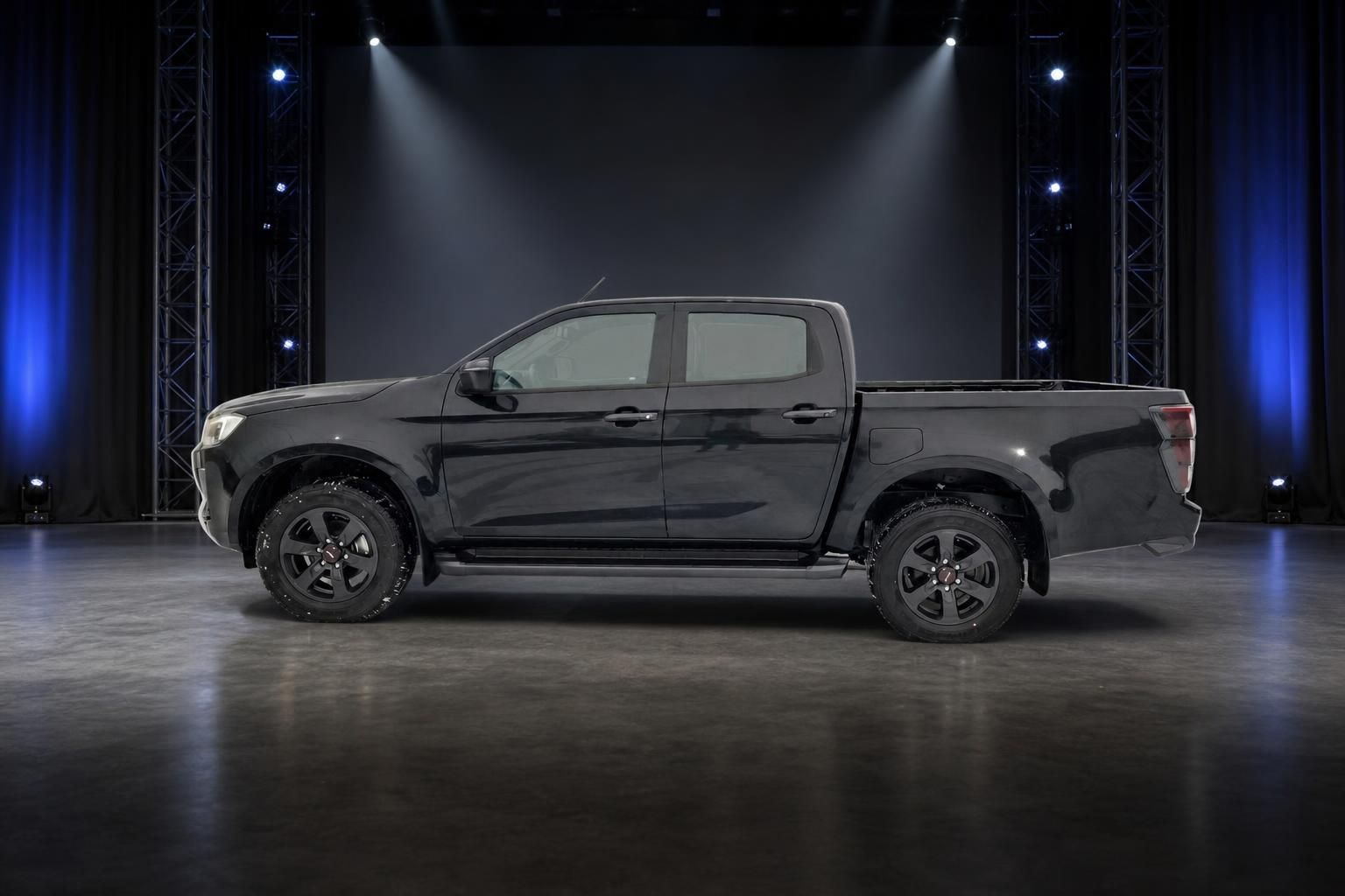 Schwarzer Isuzu D-Max Pickup Truck Seitenprofil im Studio - professionelle Fahrzeugpräsentation