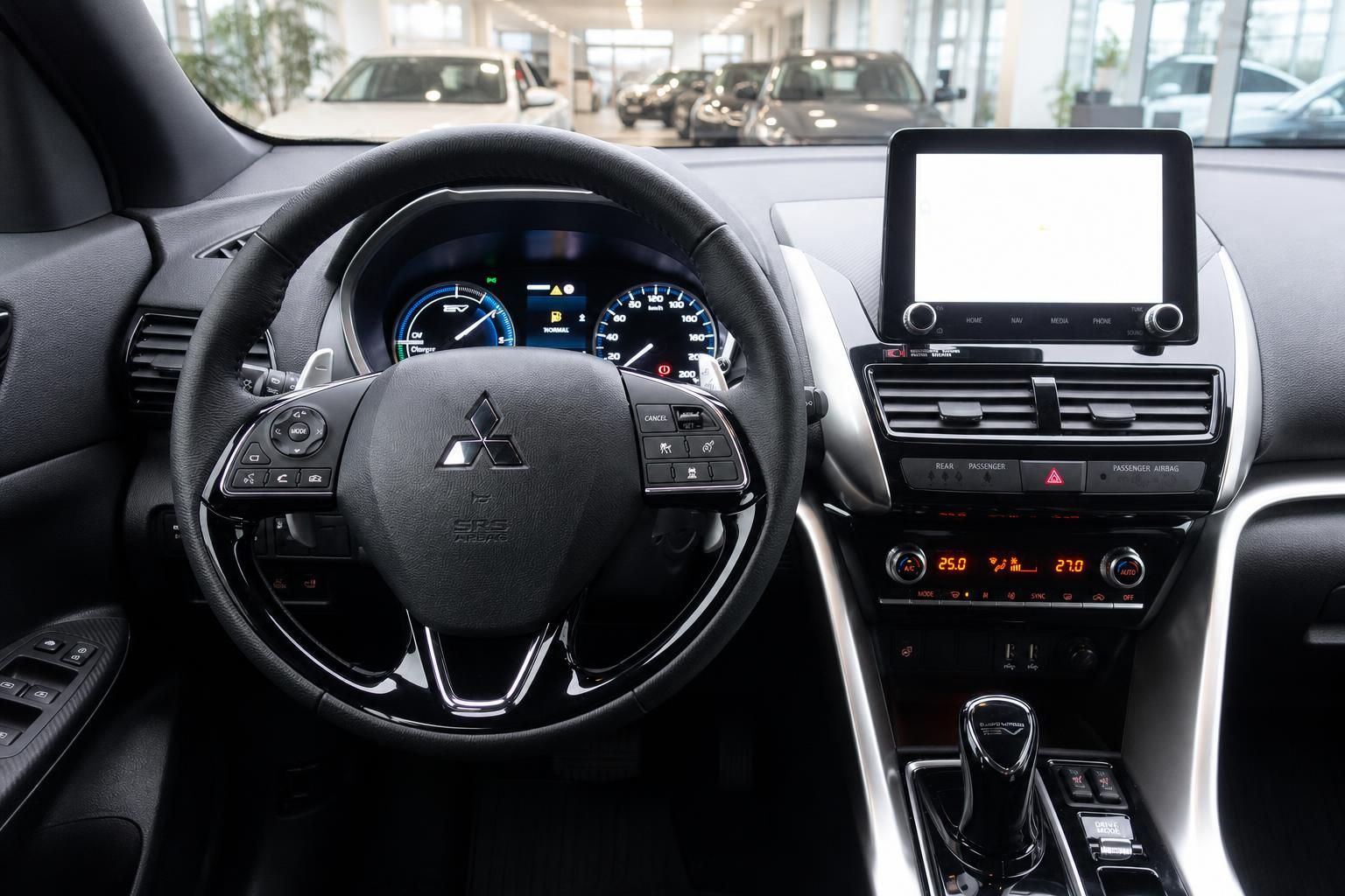 Mitsubishi Cockpit mit Lenkrad, Armaturenbrett und Infotainment-Display