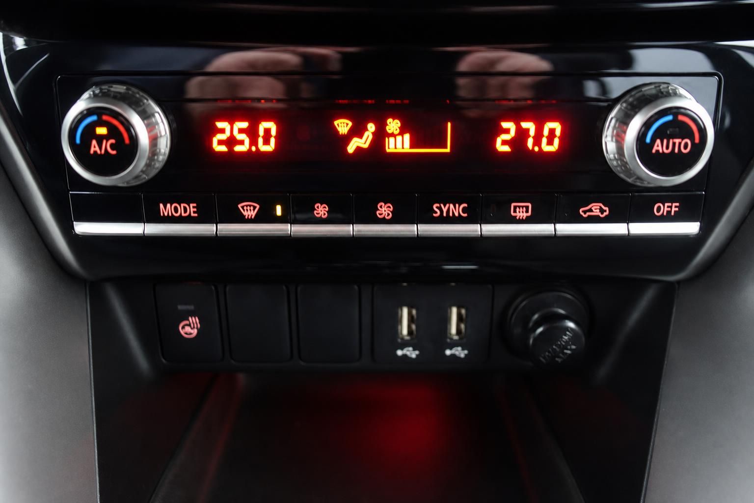 Klimaanlage Bedienfeld mit digitaler Temperaturanzeige und Auto-Modus