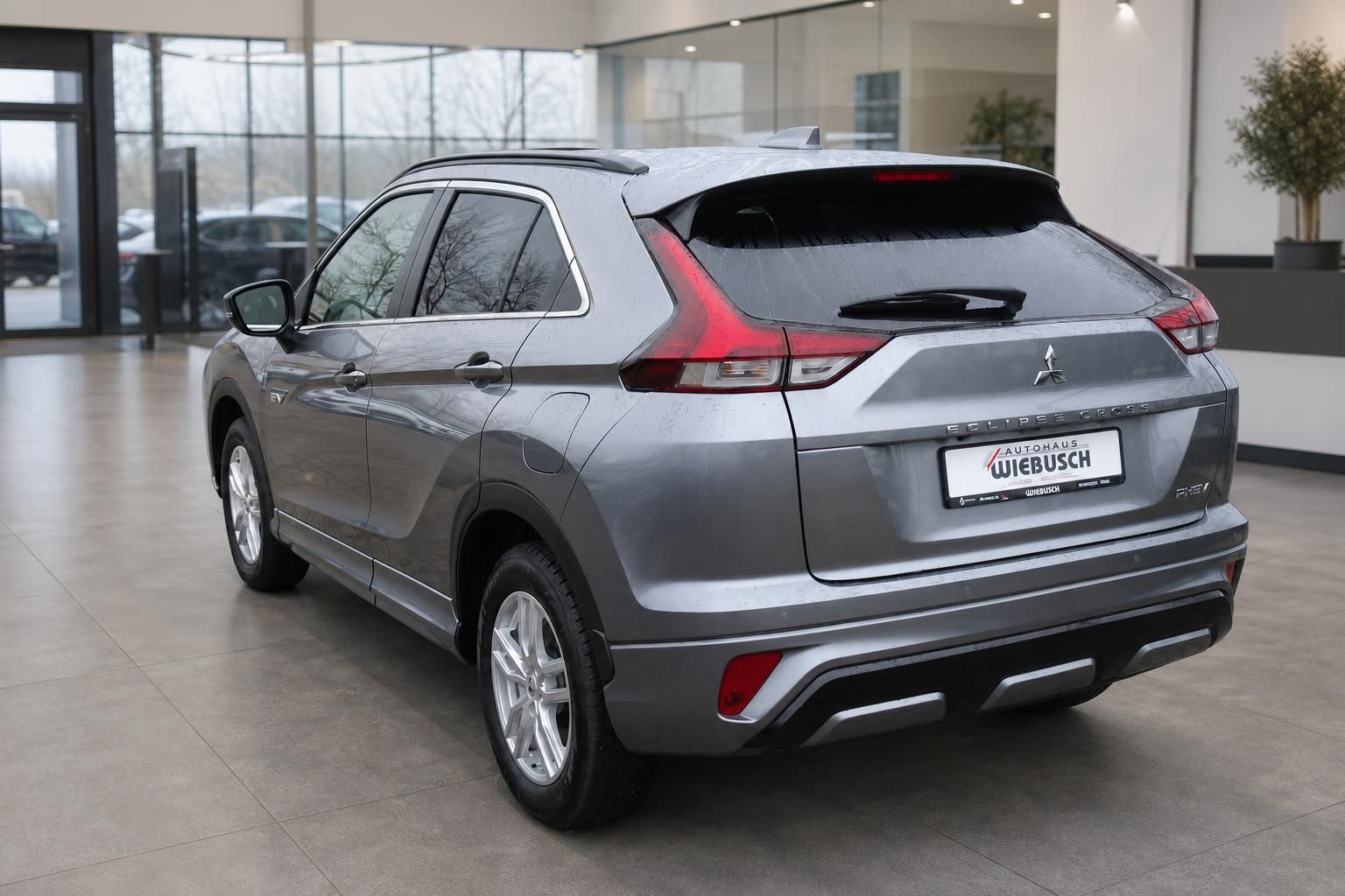 Mitsubishi Eclipse Cross Heckansicht grau - Rückseite des SUV mit Kennzeichen im Autohaus