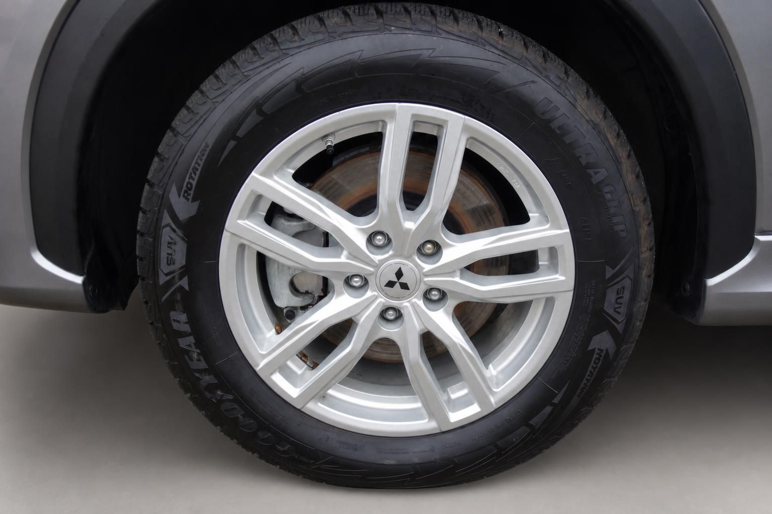 Mitsubishi Eclipse Cross Alufelge mit Reifen - Detail der silbernen 5-Speichen Felge