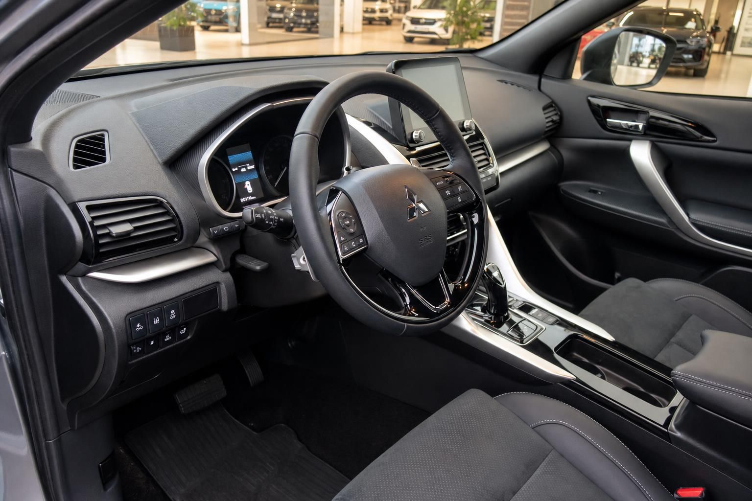Mitsubishi Eclipse Cross Innenraum schwarz - Cockpit mit Lenkrad, Armaturenbrett und Sitze