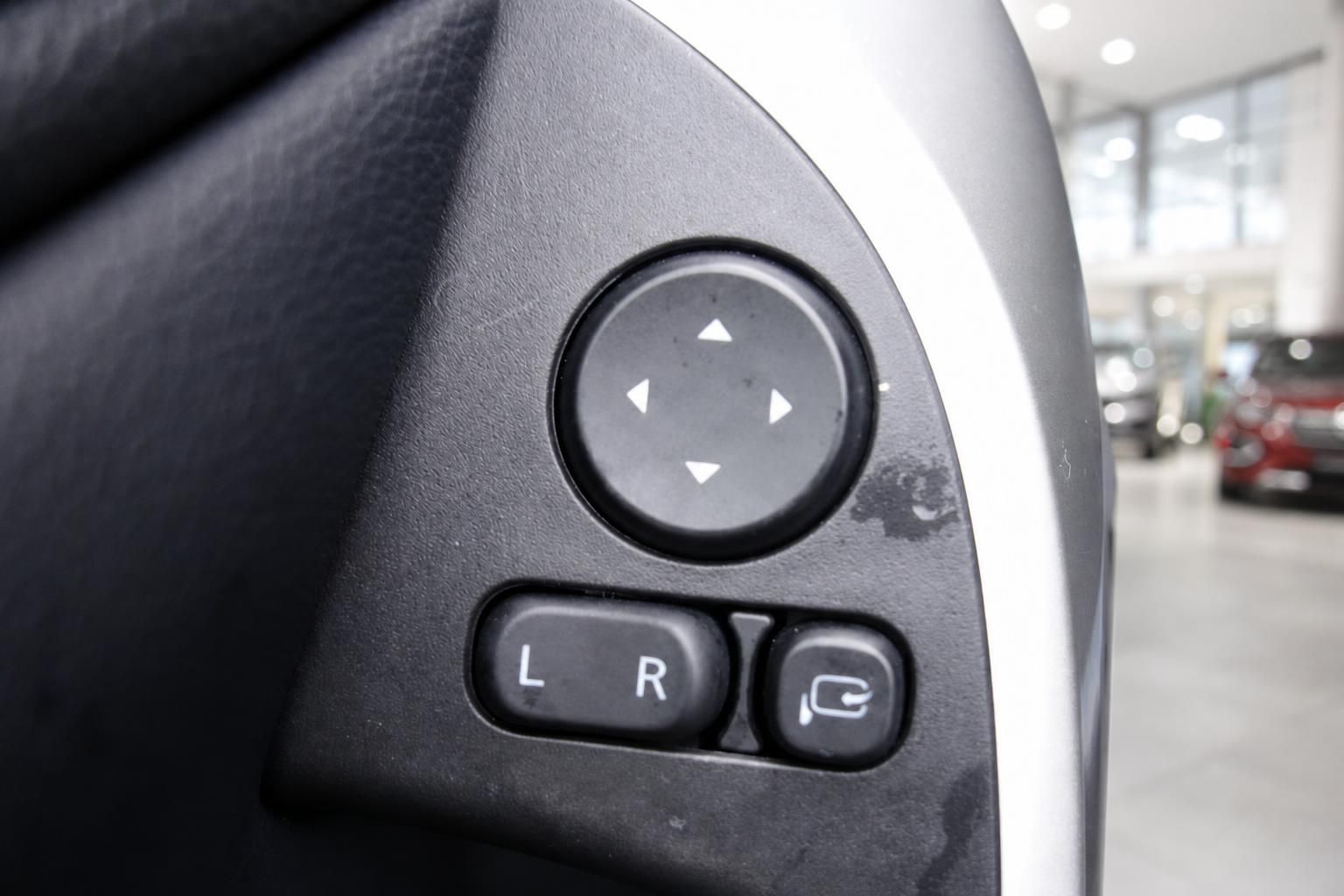 Lenkrad-Bedienelemente mit Navigationstasten und Funktionsschaltern im Auto-Innenraum