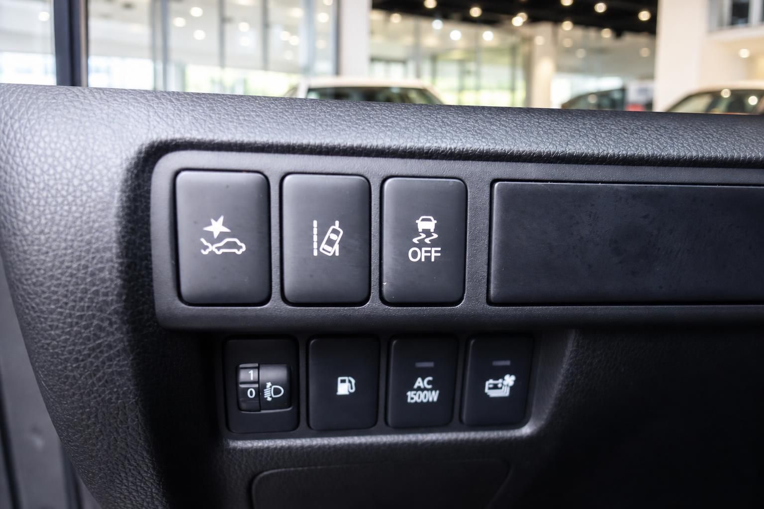 Fahrzeug-Innenraum Bedienelemente und Schalter im Armaturenbrett - modernes Auto-Cockpit