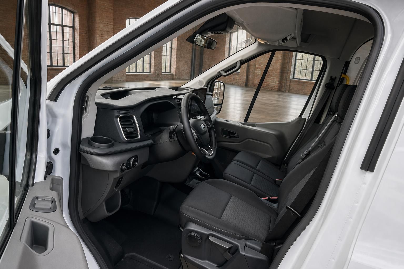 Ford Transit Cockpit Innenraum mit Lenkrad, Mittelkonsole und schwarzen Fahrersitzen
