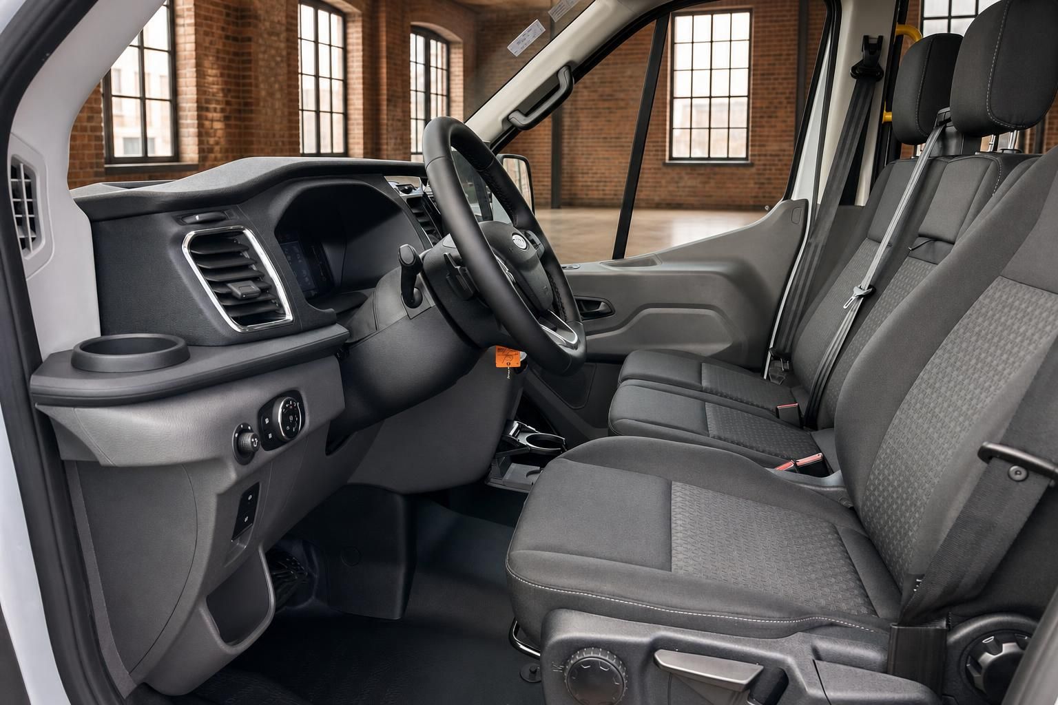 Ford Transit Fahrerhaus Innenraum mit Lenkrad, Armaturenbrett und Vordersitzen