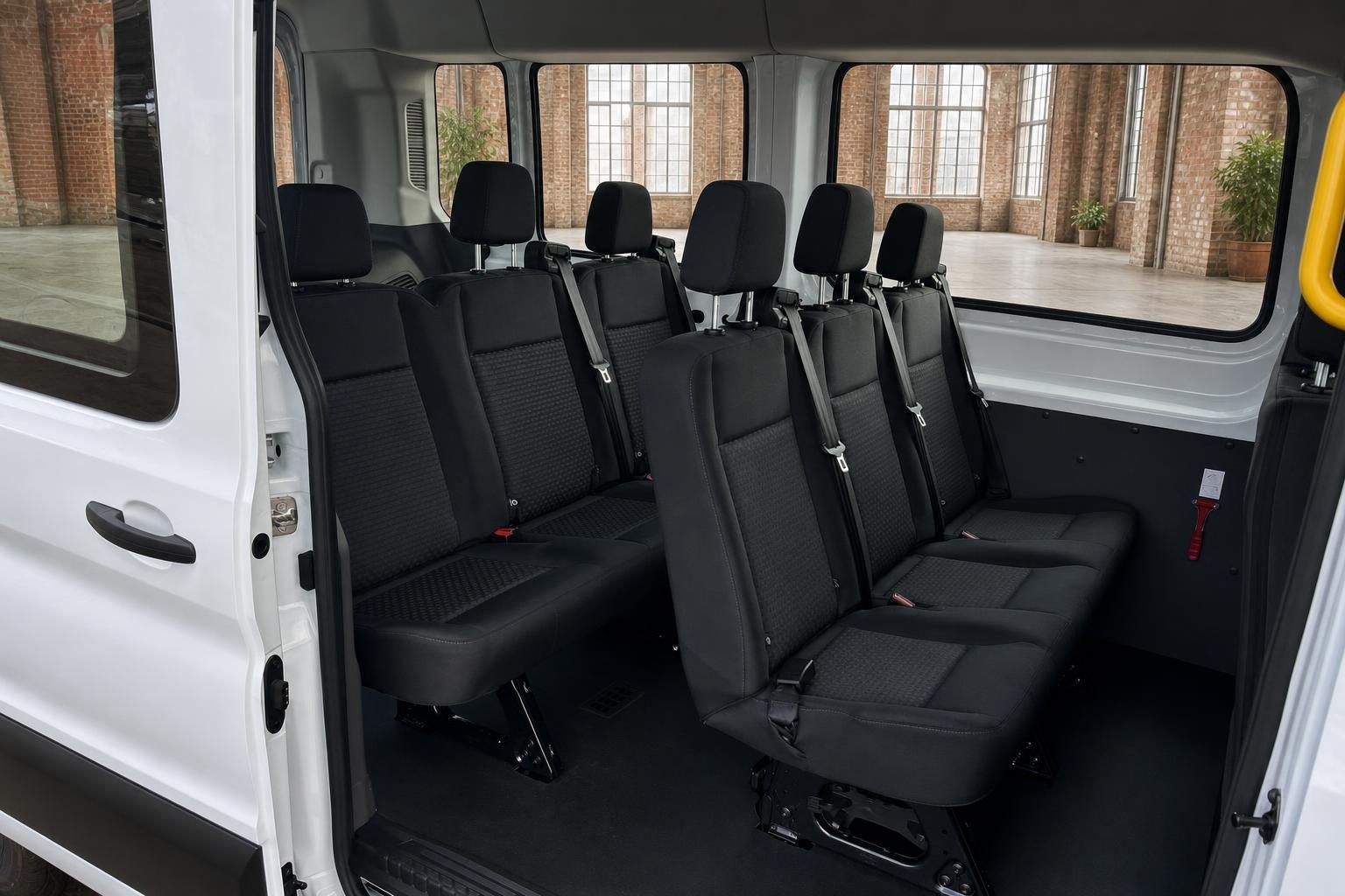 Ford Transit Innenraum mit schwarzen Fahrgastsitzen in mehreren Reihen – Transporter Fond