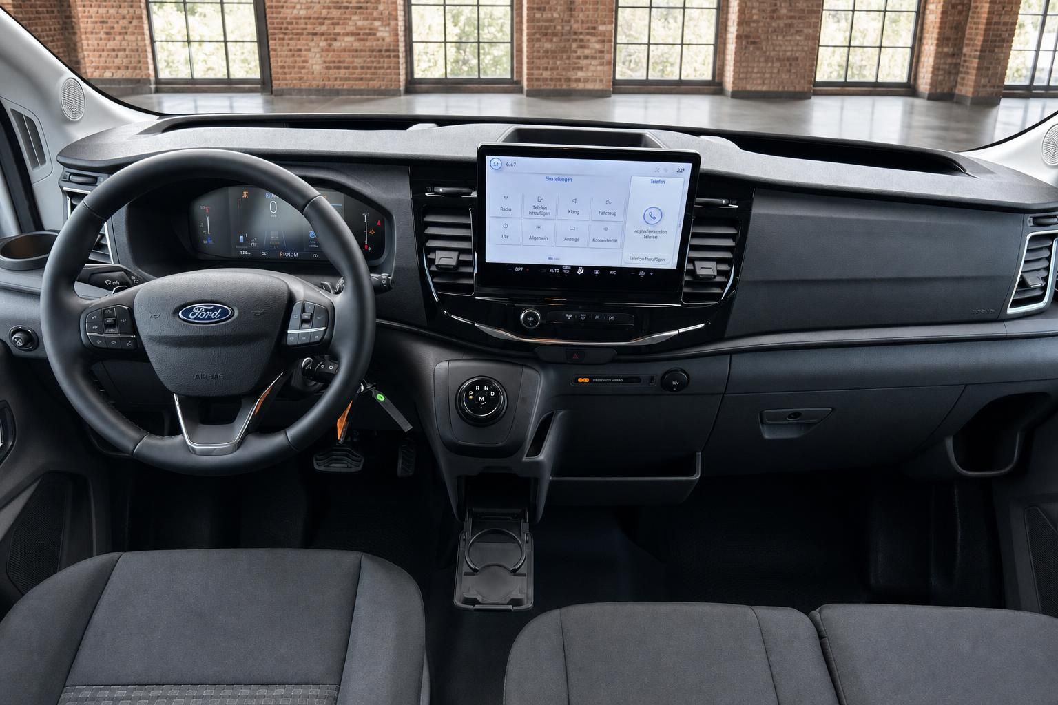 Ford Transit Cockpit mit Lenkrad, Touchscreen-Infotainment und digitalen Instrumenten