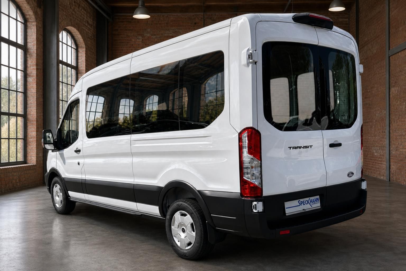 Ford Transit Kombi weiss Heckansicht schraeg in Industriehalle – Minibus Transporter