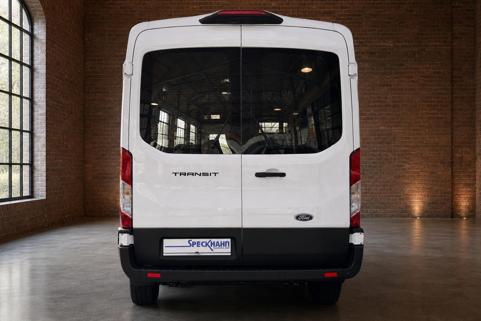 Ford Transit Kombi weiss direkte Heckansicht in Industriehalle – Minibus Transporter