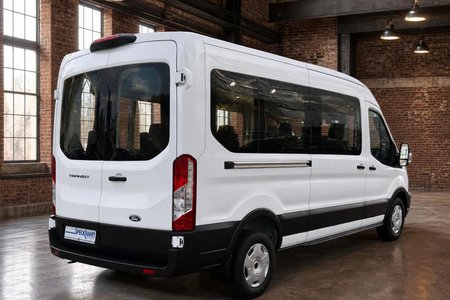 Ford Transit Kombi weiss Heck seitlich in Industriehalle – Minibus mit Panoramafenstern