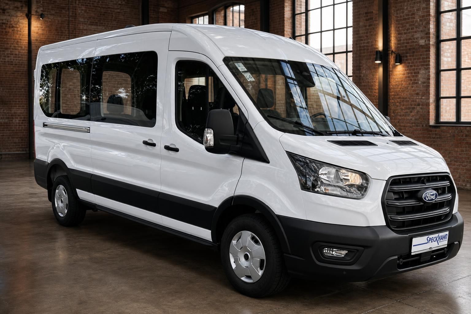 Ford Transit Kombi weiss Frontansicht schraeg in Industriehalle – Minibus Transporter kaufen