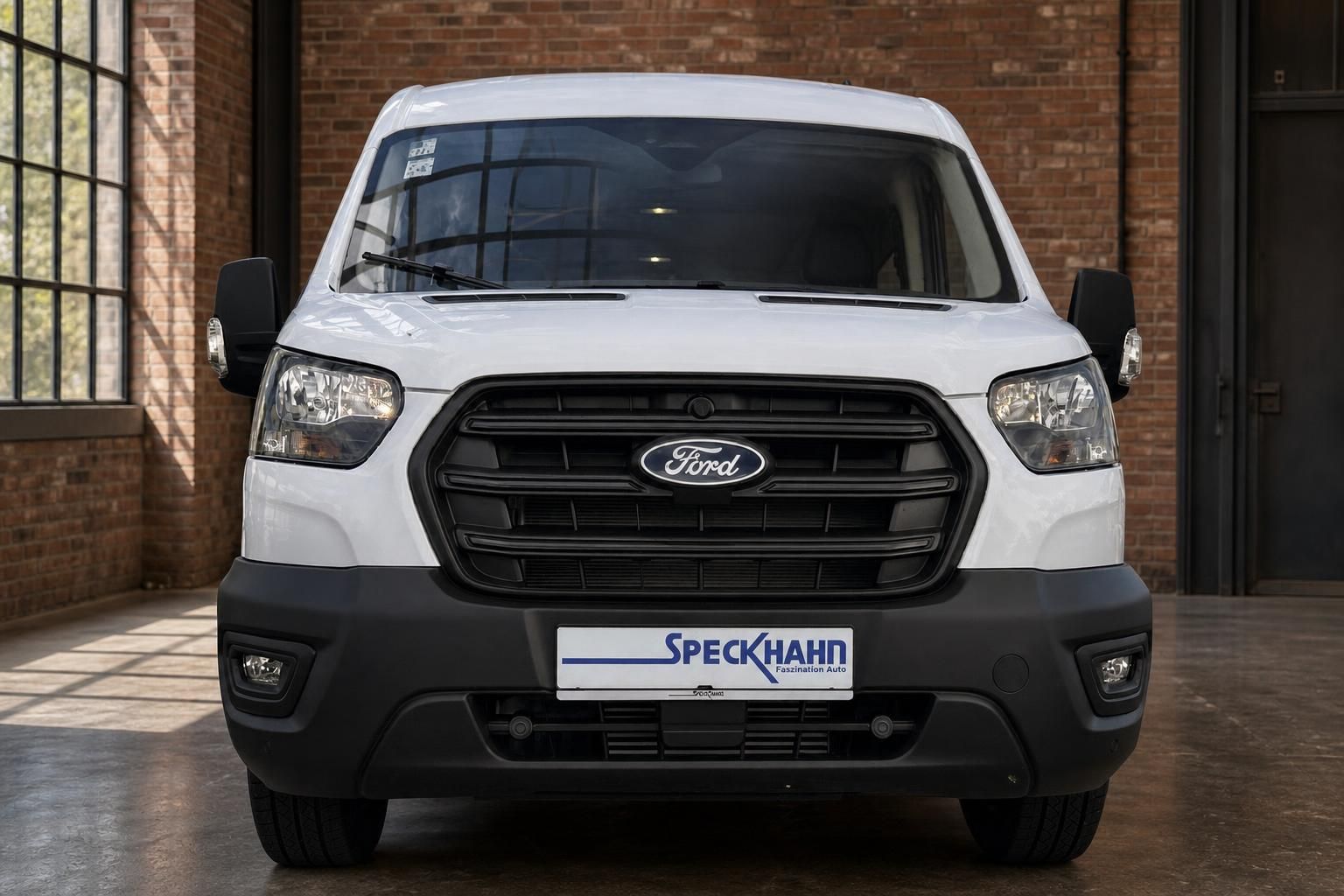 Ford Transit Frontansicht in Weiß mit schwarzem Kühlergrill und Speckhahn Kennzeichenhalter