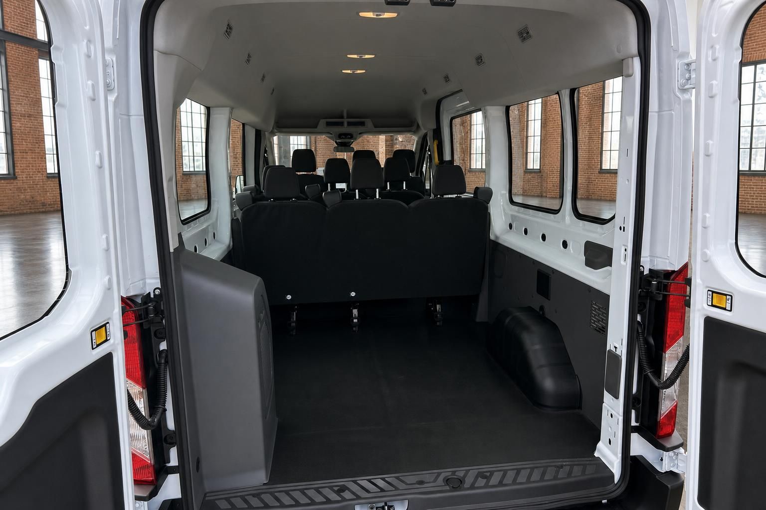 Ford Transit Innenraum Fahrgastraum von hinten mit schwarzen Sitzen und geöffneter Hecktür