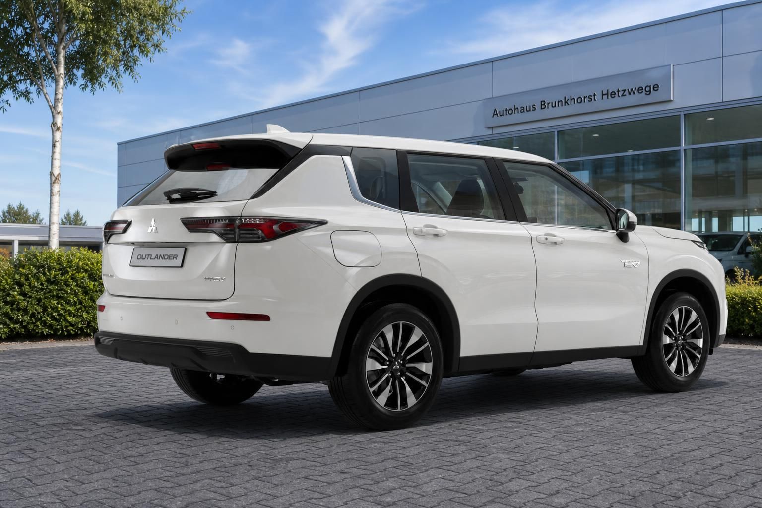 Mitsubishi Outlander weiß Heckansicht schräg seitlich beim Händler