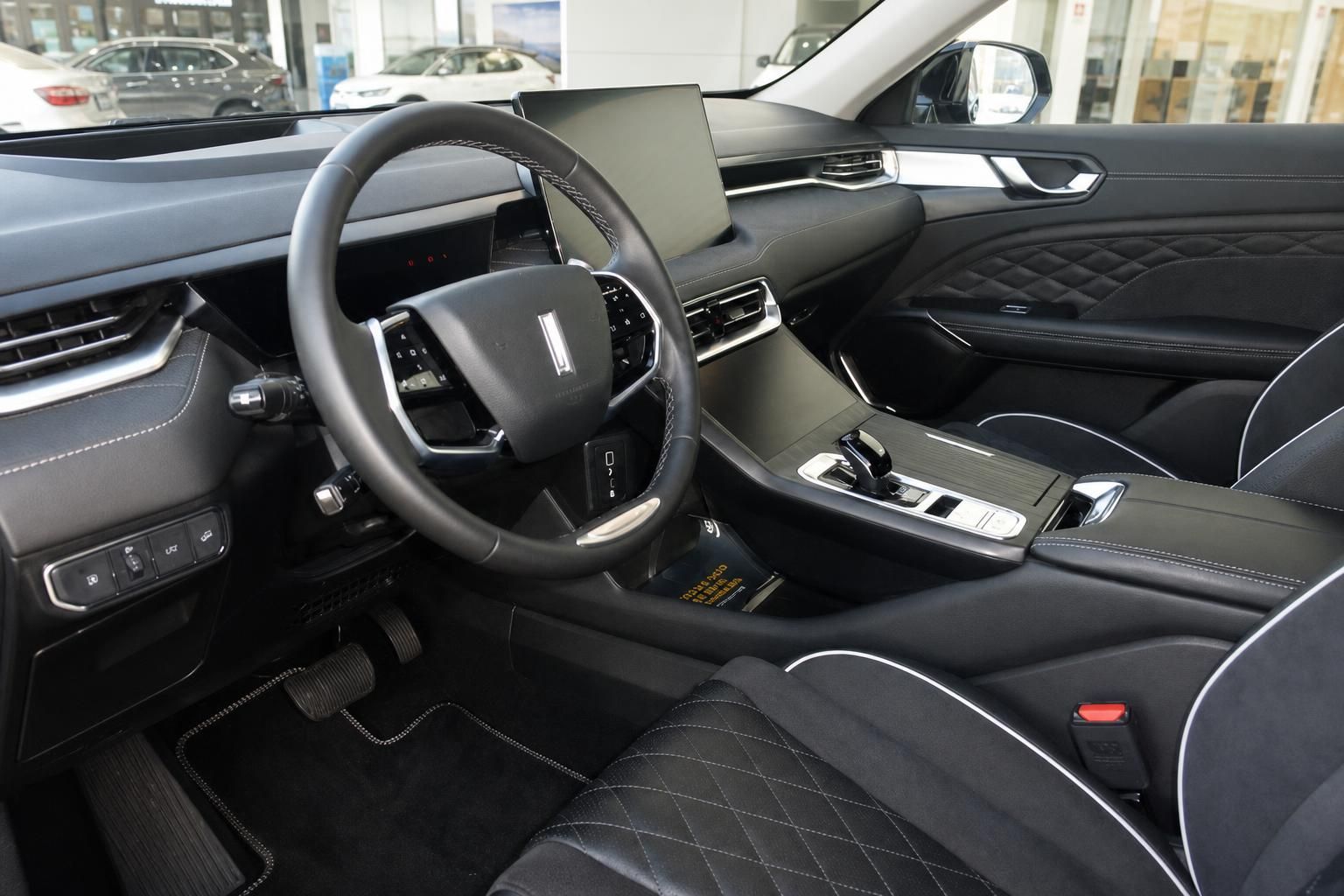 Innenraum schwarzer WEY SUV mit Lenkrad und Cockpit-Display
