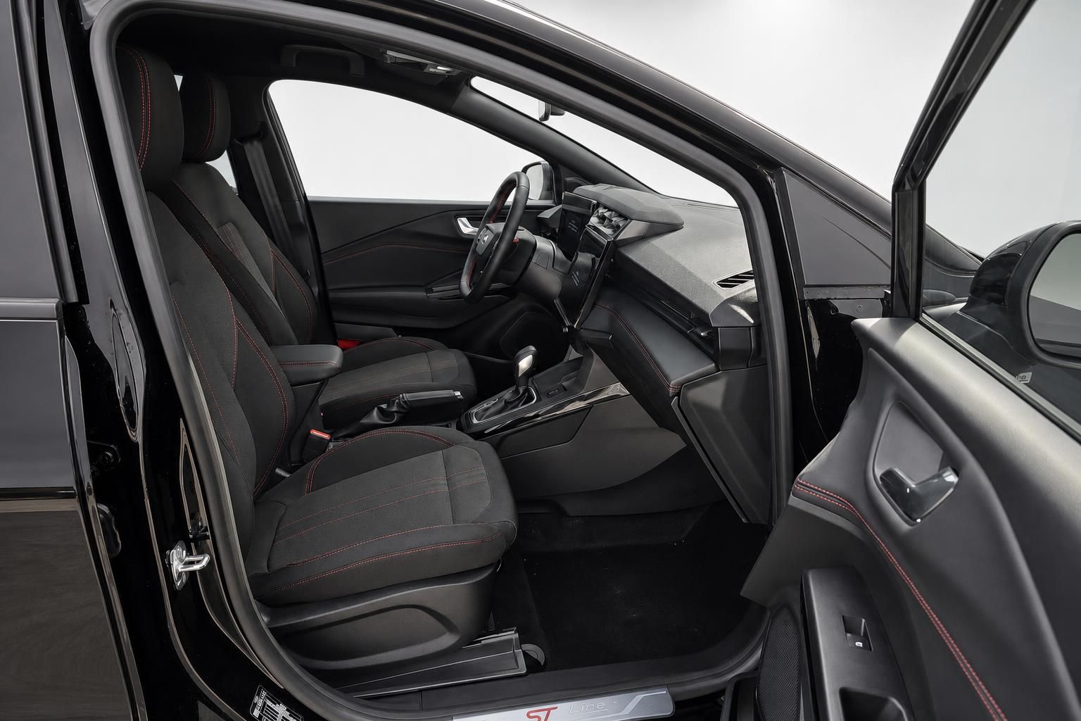 Ford Puma ST-Line Innenraum mit schwarzen Sportsitzen und roten Nähten