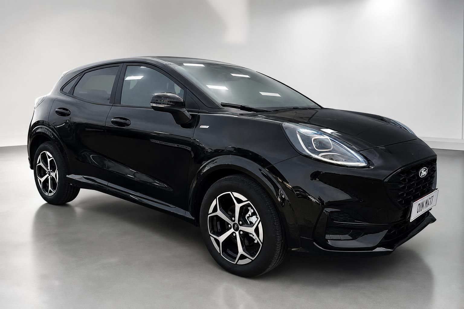 Ford Puma schwarz Seitenansicht vorne im Studio