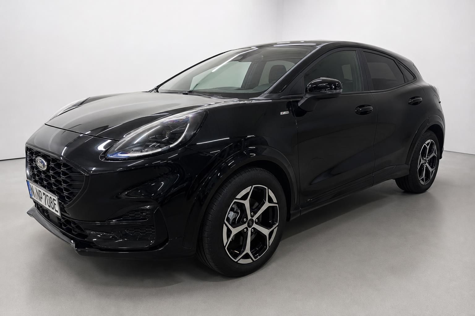 Ford Puma schwarz Frontansicht seitlich im Studio