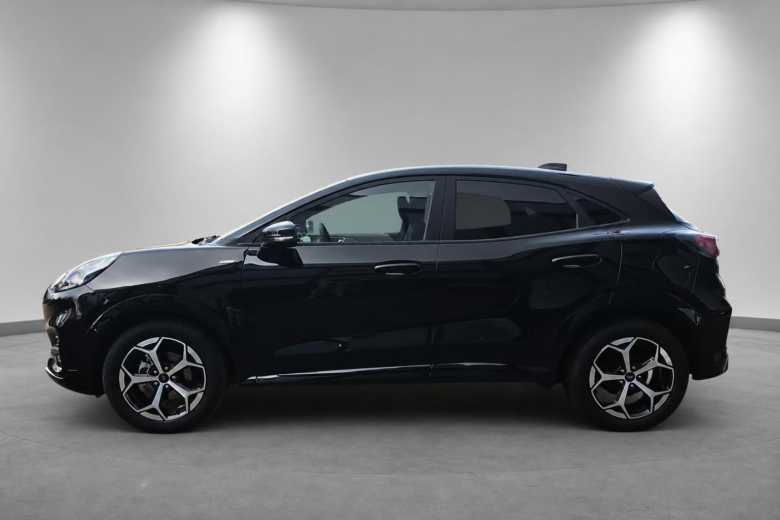 Ford Puma schwarz Seitenansicht komplett im Studio